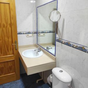 Koupelna v ubytování Apartamentos Azahar + 37 fotografií