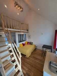 1 dormitorio con litera y escalera en Casa Azul - Omaha Beach, en Colleville-sur-Mer