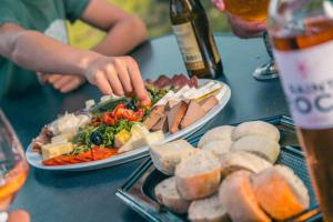 einen Tisch mit zwei Teller Essen drauf. in der Unterkunft EuroParcs Brunssummerheide in Brunssum