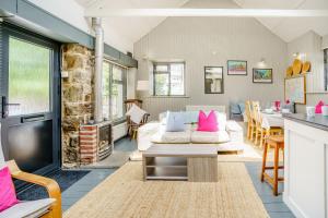 uma sala de estar com um sofá e uma lareira em Brewery Cottage em Pontfaen