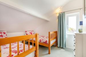 Двуетажно легло или двуетажни легла в стая в Scylla View Cottage