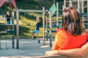 Um rapaz está a brincar num parque infantil. em EuroParcs Brunssummerheide em Brunssum