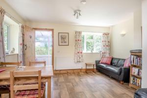 uma sala de estar com um sofá e uma mesa em Sunshine Lodge em Stolford