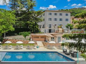 a hotel with a swimming pool and a building at Cheerful holiday home in Serravalle di Chienti with garden in Serravalle di Chienti