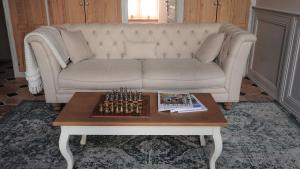 a living room with a couch and a coffee table at La Martinoise Patio in Saint-Martin-de-Ré
