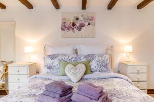 Postel nebo postele na pokoji v ubytování Willow Cottage + 27 fotografií