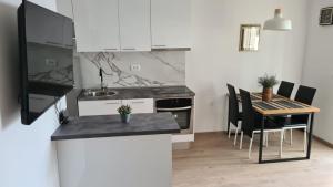 Kuchyňa alebo kuchynka v ubytovaní Apartment By the Mall