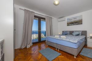 ein Schlafzimmer mit einem Bett mit Blick auf das Meer in der Unterkunft Villa Barbara in Klenovica + 78 Fotos