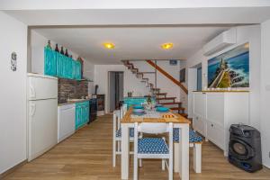 eine Küche mit Tisch und Stühlen in einem Zimmer in der Unterkunft Villa Barbara in Klenovica
