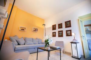 A seating area at Al Porticciolo