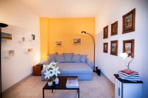 A seating area at Al Porticciolo