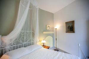A bed or beds in a room at Al Porticciolo