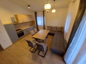 een kamer met een tafel en stoelen en een keuken bij Apartments LAURA in Fažana