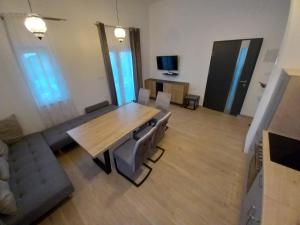 een woonkamer met een tafel en een bank bij Apartments LAURA in Fažana