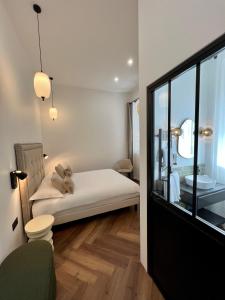 パリにあるホテル デ ボザールの小さなベッドルーム(ベッド1台、窓付)