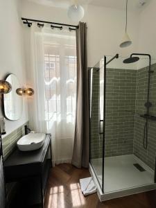 パリにあるホテル デ ボザールのバスルーム(ガラス張りのシャワー、シンク付)