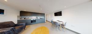 Η κουζίνα ή μικρή κουζίνα στο 2 The View apartments Ilfracombe - Seafront, Parking, Lift, EV