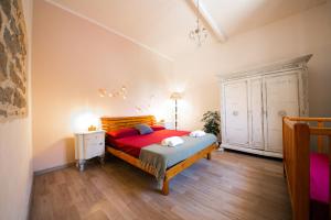 una camera con letto e piumone rosso di Tiricca Holiday Home a Badesi