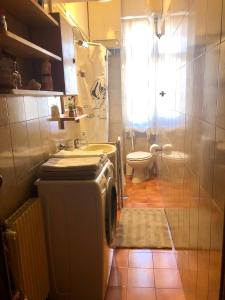 een badkamer met een wasmachine en een toilet bij Casa della salita in Rome