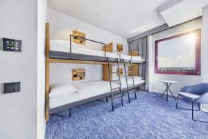 Tempat tidur susun dalam kamar di H2 Hotel Düsseldorf Seestern