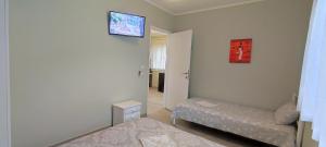 TV a/nebo společenská místnost v ubytování Garlis Apartments