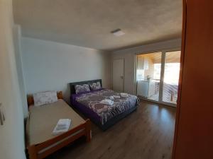 - une petite chambre avec un lit et une fenêtre dans l'établissement Apartments Stefan Trpejca, à Ohrid