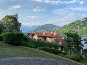 une maison sur une colline avec un lac et des montagnes dans l'établissement Lussuoso appartamento nella magia del lago d'Orta, à Orta San Giulio