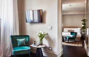 TV a/nebo společenská místnost v ubytování HOTEL VITE - By Naman Hotellerie