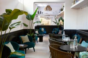 Posezení v ubytování HOTEL VITE - By Naman Hotellerie