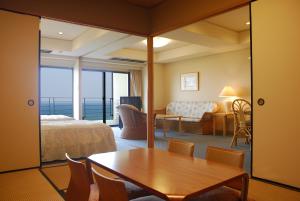 um quarto de hotel com uma cama e uma mesa em Luxze Hitotsuba/Cottage Himuka em Miyazaki