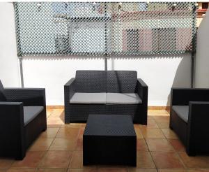 バレンシアにあるFlats Friends Naveの椅子2脚、テーブル1台、棚1台が備わる客室です。