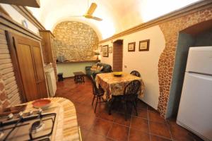 un soggiorno con tavolo e cucina di TERMOLI, NEL CUORE DEL CENTRO STORICO a Termoli
