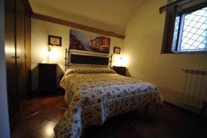 ein Schlafzimmer mit einem Bett in einem Zimmer mit einem Fenster in der Unterkunft TERMOLI, NEL CUORE DEL CENTRO STORICO in Termoli
