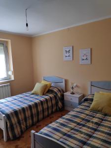 a bedroom with two beds and a window at Casa de campo en pleno centro de Asturias in Sesiello