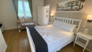 sypialnia z łóżkiem z butami w obiekcie Nature Home Apartment w mieście Sandra