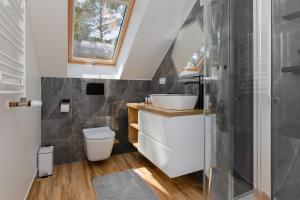 un baño con lavabo e inodoro en Apartamenty Wczasowa by Noclegi Renters, en Międzywodzie 73 fotos más
