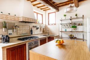 A kitchen or kitchenette at Villa Roberto