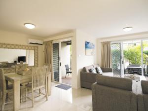 Oaks Sunshine Coast Oasis Resort的电视和/或娱乐中心