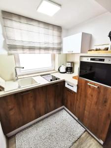 Kuchyňa alebo kuchynka v ubytovaní Apartamenty Alcatraz z jacuzzi