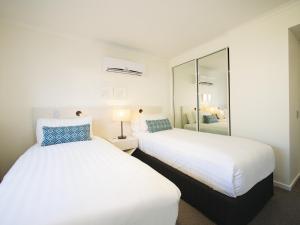 Oaks Sunshine Coast Oasis Resort客房内的一张或多张床位