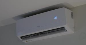 ネア・カリクラティアにあるVilla azzuro ground floorの壁の箱入りのDVDプレーヤー
