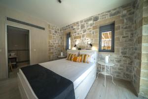 Ένα ή περισσότερα κρεβάτια σε δωμάτιο στο Aiolos Executive Suite +60 φωτογραφίες