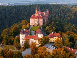 uma vista aérea de um castelo na floresta em Villa la Val, Karkonosze em Szarocin