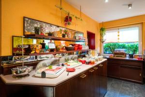 uma cozinha com um balcão com comida em Hotel Arosa Düsseldorf Oberkassel em Dusseldorf