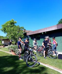 un grupo de personas con bicicletas delante de un edificio en La Pergola B&B, en Cesena