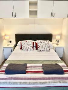 um quarto com uma cama com duas almofadas em New Forest Hideaway- Self Catering Accommodation em Newbridge