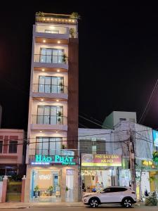 un coche aparcado delante de un edificio por la noche en HÀO PHÁT HOTEL NHA TRANG en Nha Trang