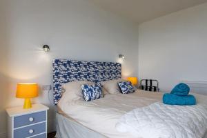 um quarto com uma cama com uma toalha azul em Sea View, Newquay Spacious house em Newquay