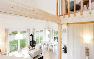 オルペニッツにある3 Bedroom Stunning Home In Ostseeresort Olpenitzの白いリビングルーム(テーブル、椅子付)