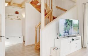 オルペニッツにある3 Bedroom Stunning Home In Ostseeresort Olpenitzの白い壁のリビングルーム(テレビ付)
